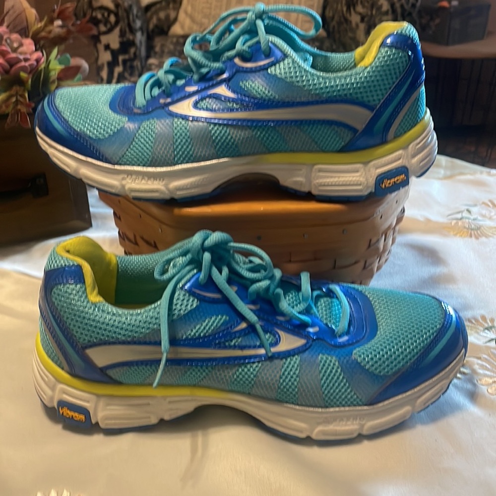 Obeo-Aero Womens athletic shoes NWOT